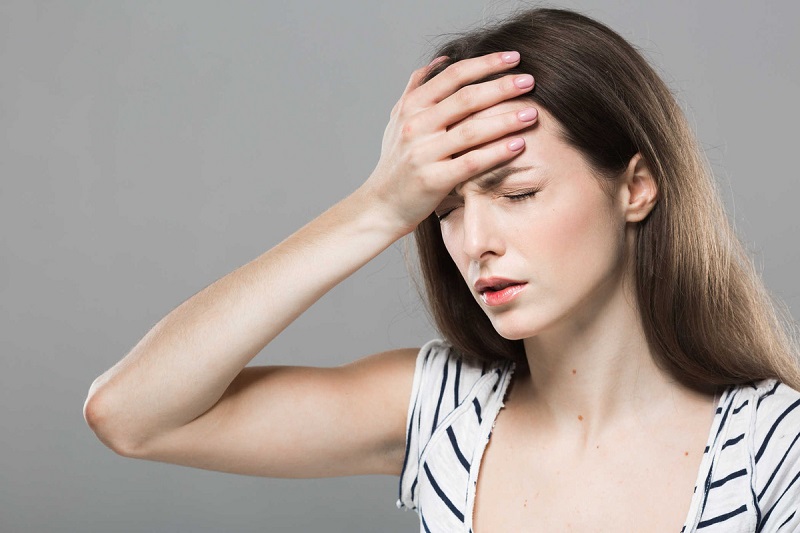 Thiếu máu lên não: Nguyên nhân, triệu chứng và cách khắc phục 2 Hình 2: Đau đầu là một trong những biểu hiện của bệnh